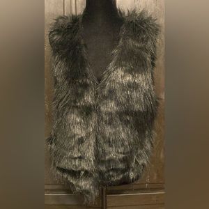 Me Jane faux Fur black vest - Size Large